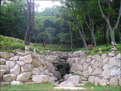 약수터 전경. 실제론 더 멋지다. 